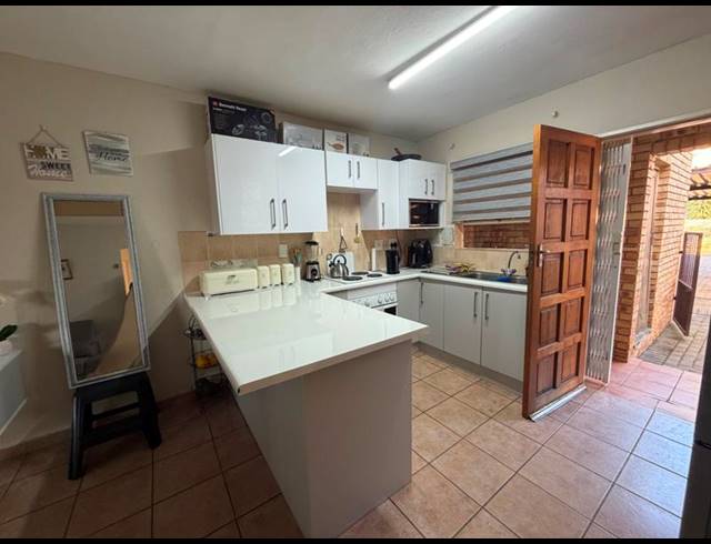 2 BEDROOM APARTMENT FOR SALE IN HEUWELSIG ESTATE